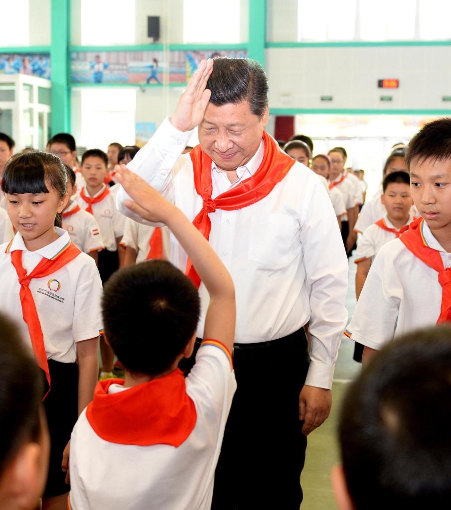 2014年5月30日，習(xí)近平總書(shū)記來(lái)到北京市海淀區(qū)民族小學(xué)，參加慶?！傲弧眹?guó)際兒童節(jié)活動(dòng)。新華社記者 李濤 攝