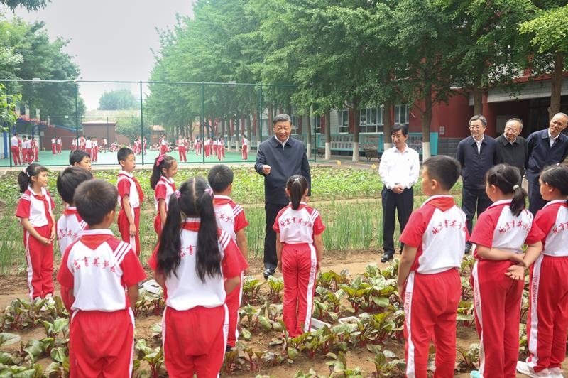 2023年5月31日，習(xí)近平總書記在北京育英學(xué)校同小學(xué)生們親切交流。