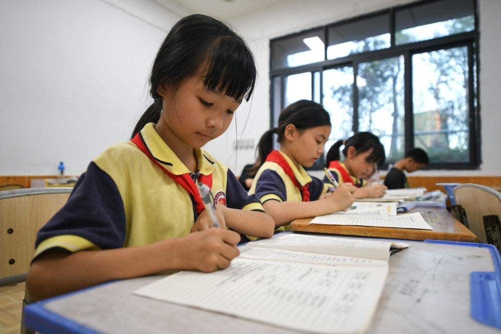 5月30日，學(xué)生在之江小學(xué)“留守兒童之家”寫作業(yè)。
