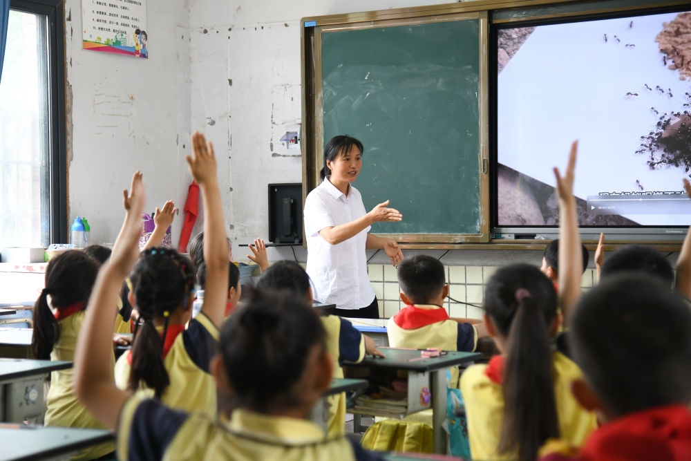 5月31日，學(xué)生在科學(xué)課上與老師互動(dòng)。新華社記者 胥冰潔 攝