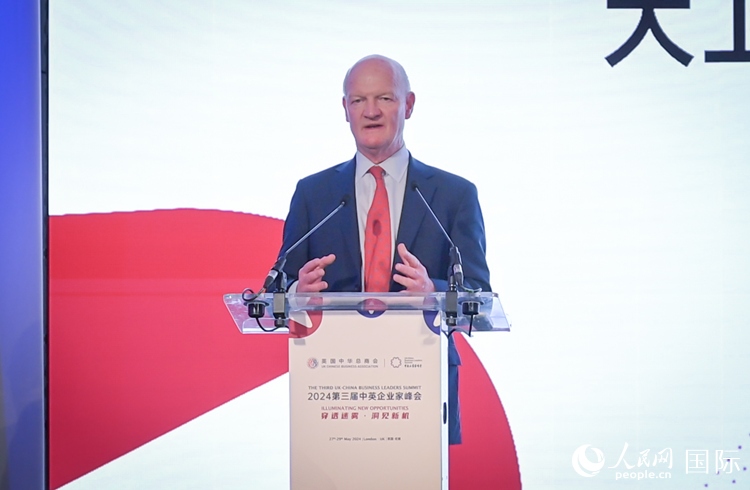英國(guó)前負(fù)責(zé)大學(xué)與科研事務(wù)的國(guó)務(wù)大臣、英國(guó)皇家學(xué)會(huì)院士大衛(wèi)·威利茨致辭。人民網(wǎng) 郭錦標(biāo)攝