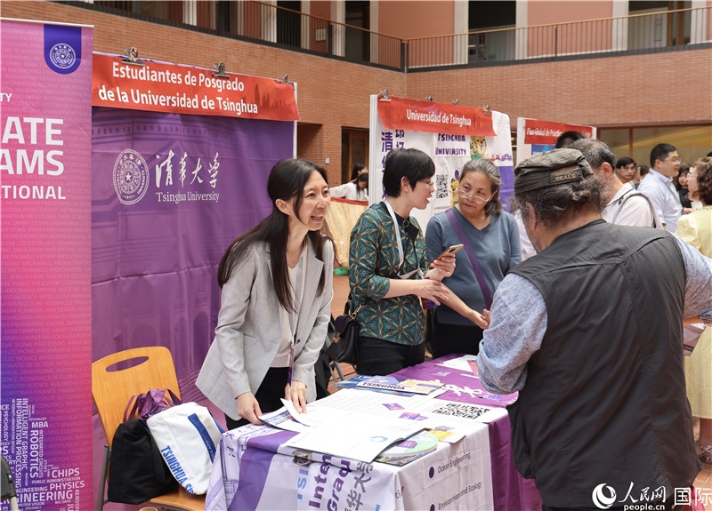 旅西華人華僑在展臺(tái)前咨詢(xún)。人民網(wǎng)記者 顏歡攝