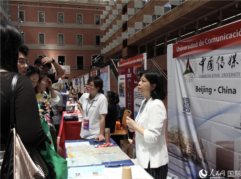 旅西華人華僑在展臺(tái)前咨詢(xún)。人民網(wǎng)記者 許海林?jǐn)z