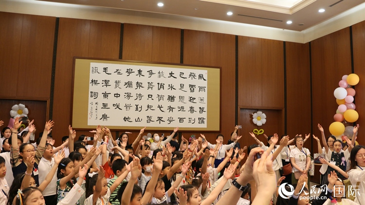 小朋友們合唱《明天會更好》。人民網 許可攝
