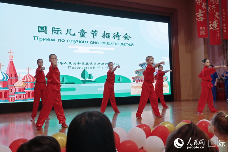 俄羅斯少年進(jìn)行武術(shù)表演。人民網(wǎng)記者 隋鑫攝
