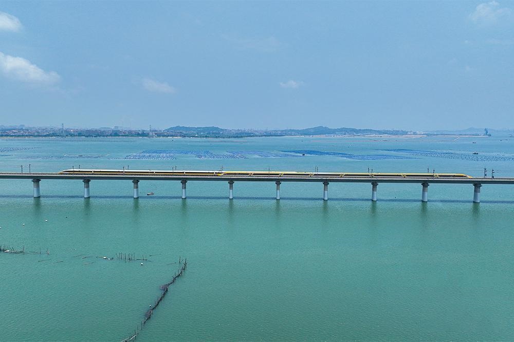 △2023年6月28日，CR450動(dòng)車組試驗(yàn)列車在湄洲灣跨海大橋交會(huì)運(yùn)行，單列最高運(yùn)行時(shí)速達(dá)到453公里。