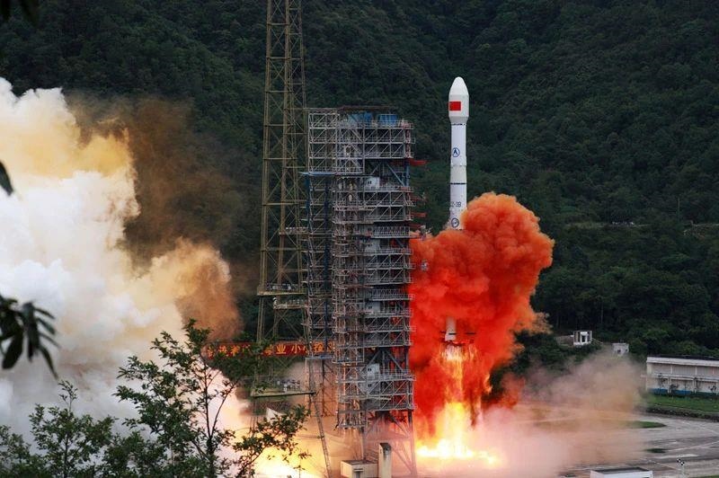 △2020年6月23日，我國北斗三號(hào)全球衛(wèi)星導(dǎo)航系統(tǒng)最后一顆組網(wǎng)衛(wèi)星在西昌衛(wèi)星發(fā)射中心點(diǎn)火升空。同年7月，北斗三號(hào)系統(tǒng)正式開通全球服務(wù)，“中國的北斗”真正成為“世界的北斗”。