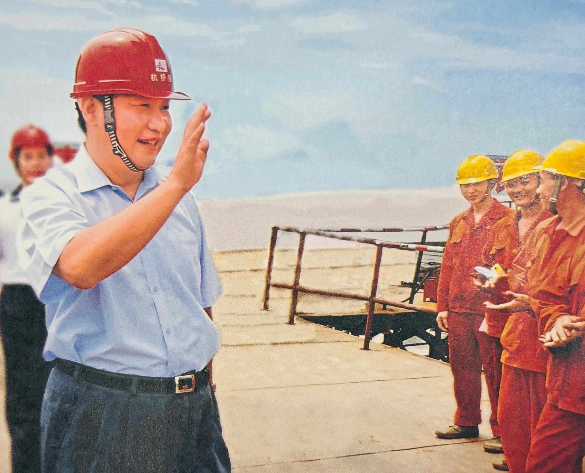△2006年7月12日，習(xí)近平在杭州灣跨海大橋嘉興市海鹽段建設(shè)工地慰問工人。