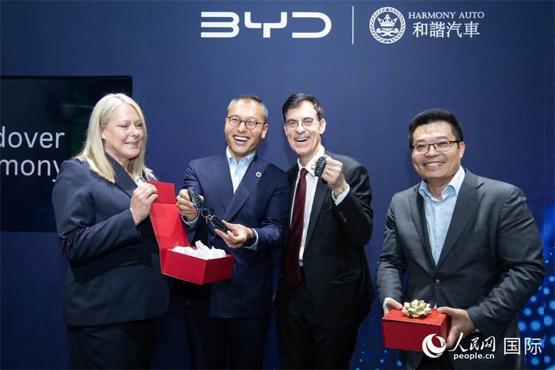 兩位英國消費者獲得新車鑰匙。人民網(wǎng)記者 許立群攝影