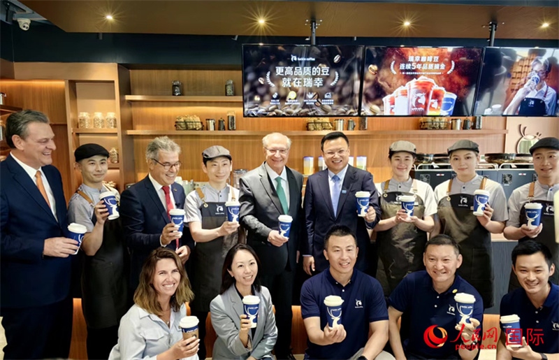 巴西副總統(tǒng)阿爾克明在北京某咖啡店推廣巴西咖啡。人民網(wǎng)記者 符園園攝