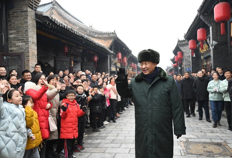 2022年1月27日，習(xí)近平總書記在山西平遙古城向現(xiàn)場群眾揮手致意。
