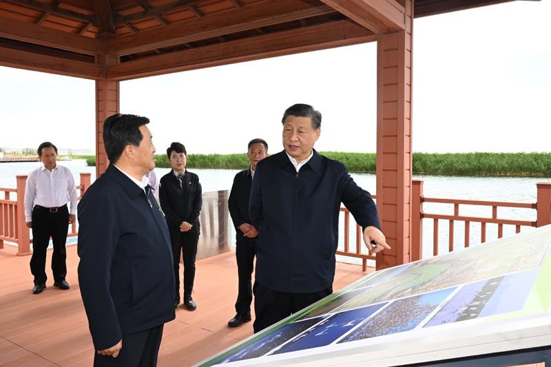 △2023年6月5日，習(xí)近平總書(shū)記在烏梁素海考察。