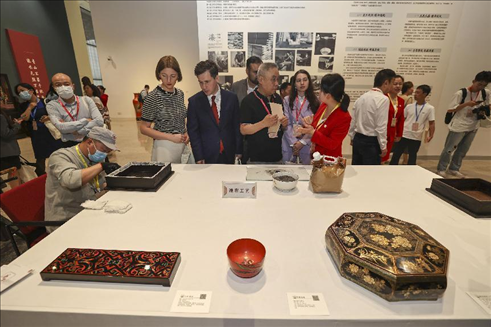 2023年5月28日，北京，推光漆器匠人為駐華使節(jié)展示技藝。