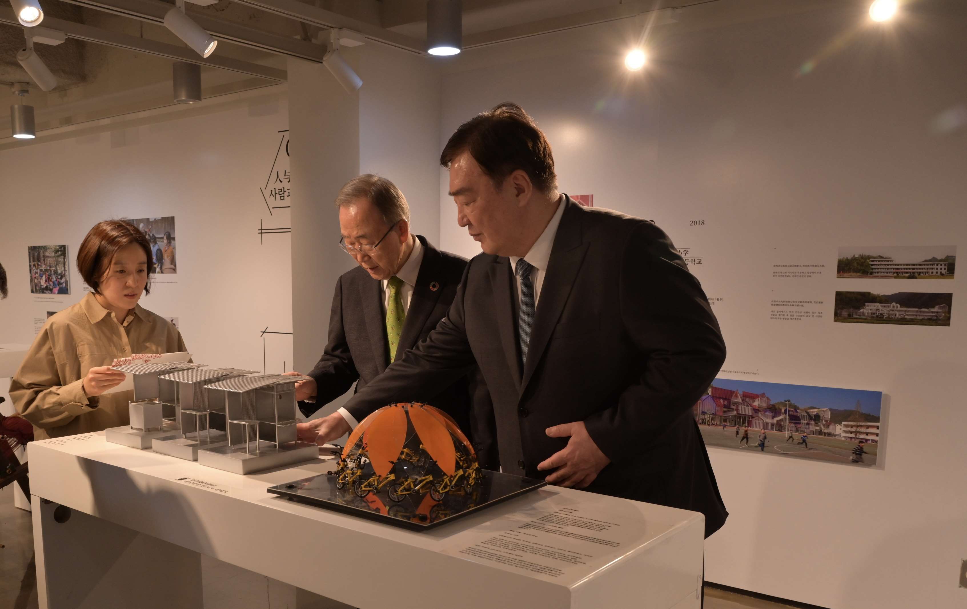 邢海明（右一）與潘基文共同參觀《自然生活傳承——美麗中國特展》。首爾中國文化中心供圖