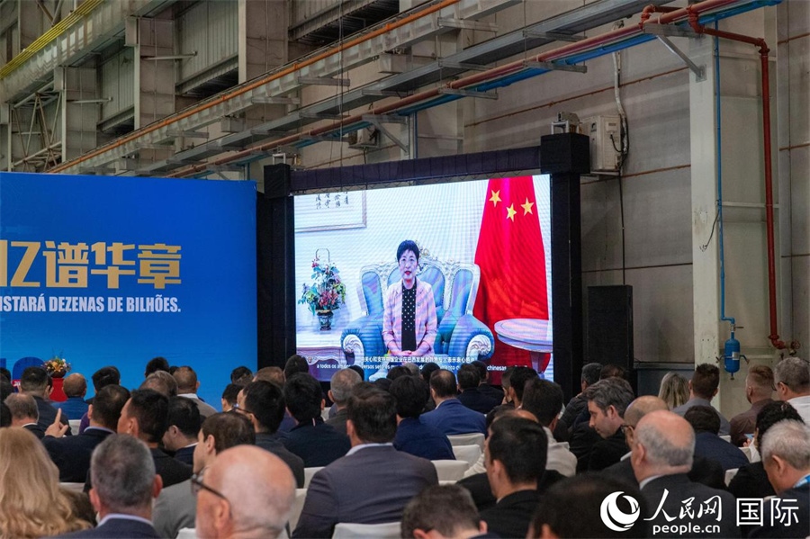 中國駐里約熱內(nèi)盧總領事田敏在視頻致辭中表示，中國是米納斯吉拉斯州第一大貿(mào)易伙伴和重要投資來源國。近年來，雙方在貿(mào)易投資、科技創(chuàng)新、裝備制造、人文交流等領域開展了富有成果的合作。 人民日報社拉美中心分社 威廉·科埃略·維亞納攝
