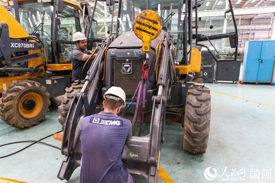 兩名徐工巴西制造基地的當?shù)貑T工正在進行設備安裝和調(diào)試。 人民日報社拉美中心分社 威廉·科埃略·維亞納攝