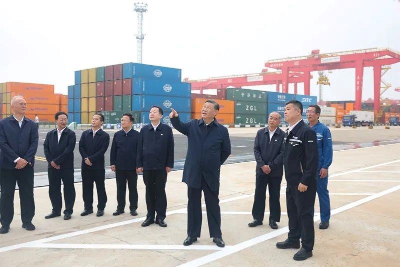 2024年5月22日，習(xí)近平總書記在山東日照港察看全自動化集裝箱碼頭作業(yè)場景。