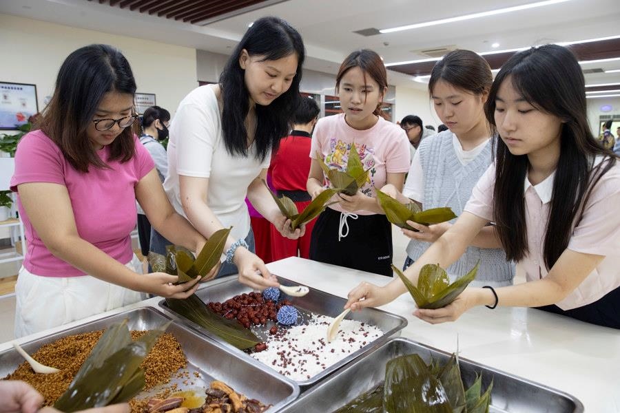 2024年6月1日，海峽兩岸青年學(xué)生在華東師范大學(xué)包粽子、做香囊，體驗傳統(tǒng)文化。