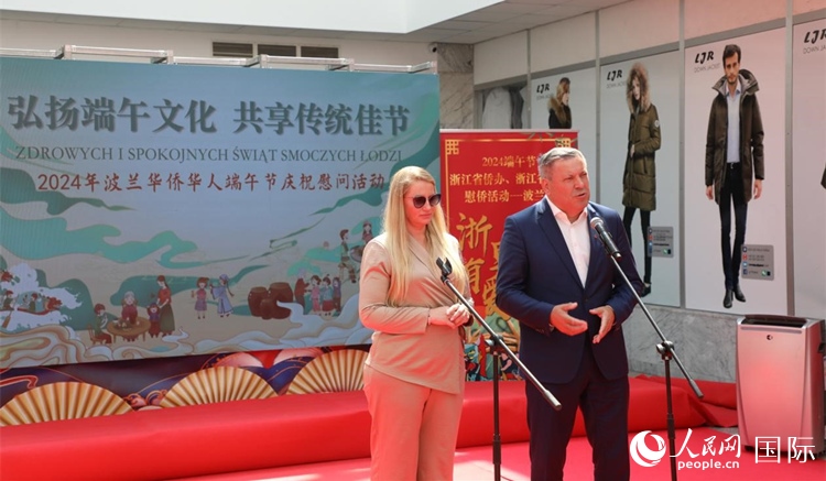 皮耶霍欽斯基（右）在活動上致辭。人民網(wǎng)記者 李增偉攝