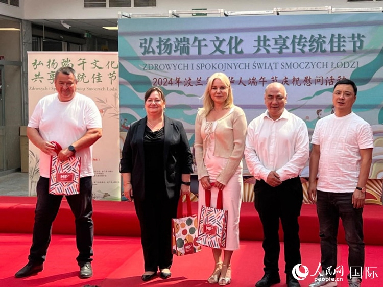 向波蘭友人發(fā)放端午節(jié)慰問品。人民網(wǎng)記者 李增偉攝