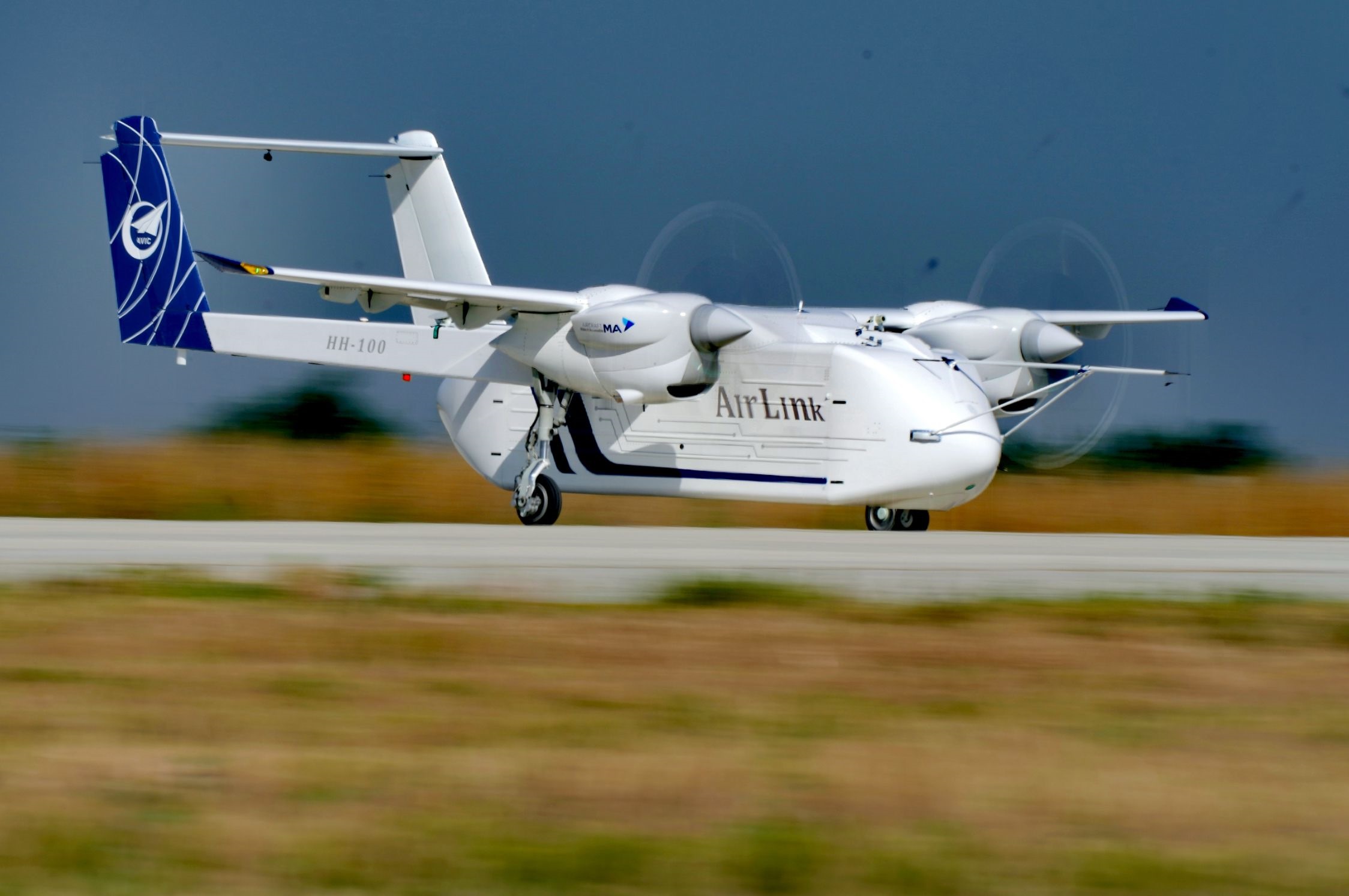 △2024年6月12日，HH-100航空商用無人運(yùn)輸系統(tǒng)驗(yàn)證機(jī)在西安藍(lán)田通用機(jī)場首飛成功。