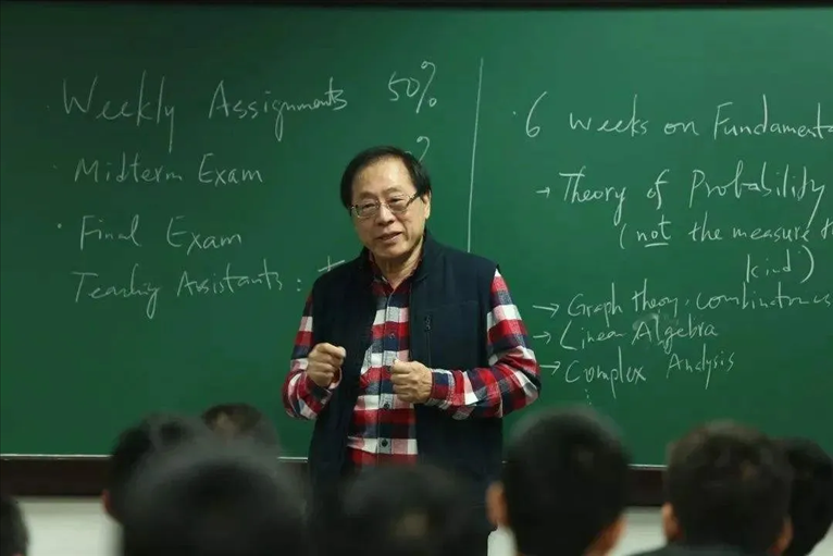 △姚期智為清華大學(xué)學(xué)生授課。