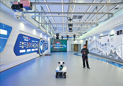 在雄安科創(chuàng)中心中試基地，北京普龍科技有限公司工作人員在展示巡檢機(jī)器人（2024年3月28日攝）牟宇攝/本刊