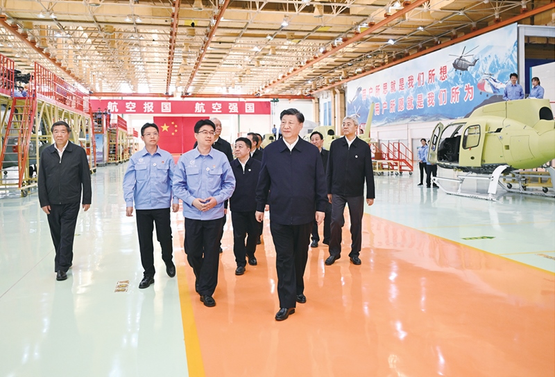 2023年10月10日至13日，中共中央總書記、國家主席、中央軍委主席習(xí)近平在江西考察。這是11日上午，習(xí)近平在景德鎮(zhèn)市昌河飛機(jī)工業(yè)（集團(tuán)）有限公司考察。 新華社記者 燕雁/攝