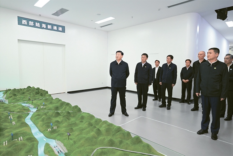 2023年12月14日至15日，中共中央總書記、國家主席、中央軍委主席習(xí)近平在廣西考察。這是14日上午，習(xí)近平在南寧市考察中國—東盟信息港股份有限公司，結(jié)合平陸運(yùn)河沙盤聽取西部陸海新通道骨干工程建設(shè)匯報(bào)。 新華社記者 謝環(huán)馳/攝