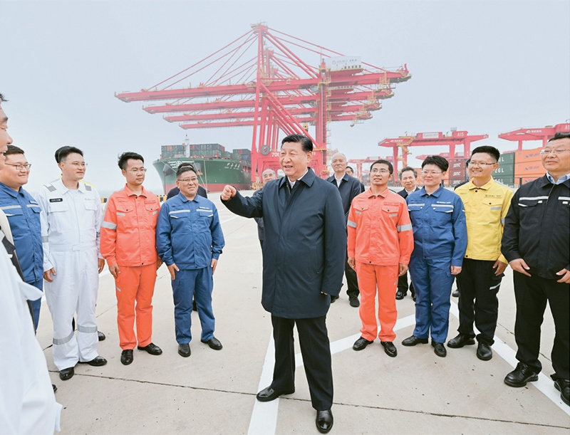 2024年5月22日至24日，中共中央總書記、國家主席、中央軍委主席習(xí)近平在山東考察。這是22日下午，習(xí)近平在日照港親切慰問港口科技工作者、運(yùn)營人員、航運(yùn)人員。 新華社記者 謝環(huán)馳/攝