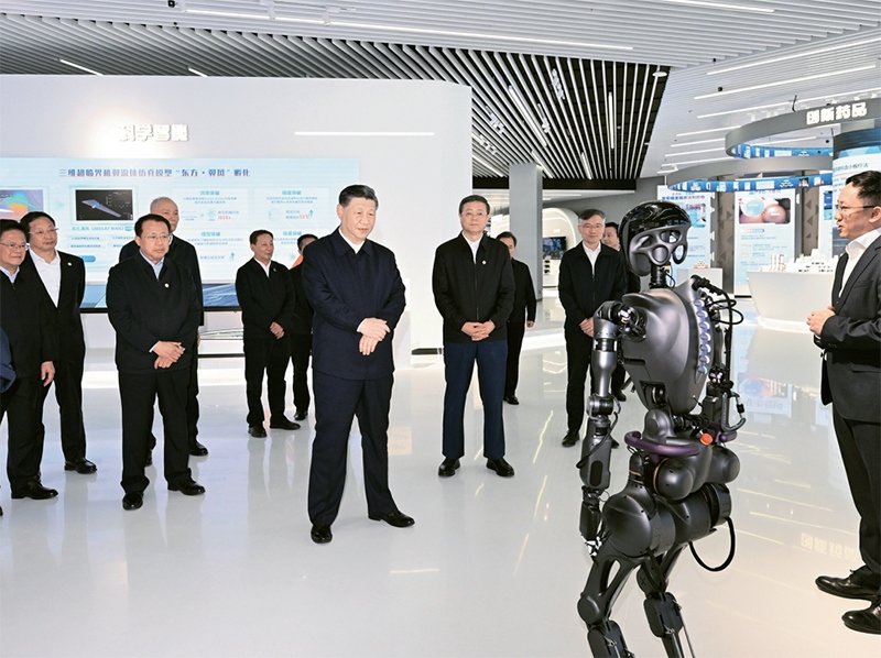 2023年11月28日至12月2日，中共中央總書記、國家主席、中央軍委主席習(xí)近平在上?？疾?。這是11月28日下午，習(xí)近平在浦東新區(qū)張江科學(xué)城參觀上?？萍紕?chuàng)新成果展。 新華社記者 謝環(huán)馳/攝
