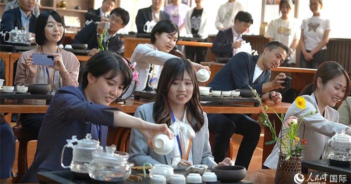 日本創(chuàng)價學(xué)會青年代表團(tuán)在新疆師范大學(xué)體驗中國茶藝。人民網(wǎng)記者 張麗婭攝