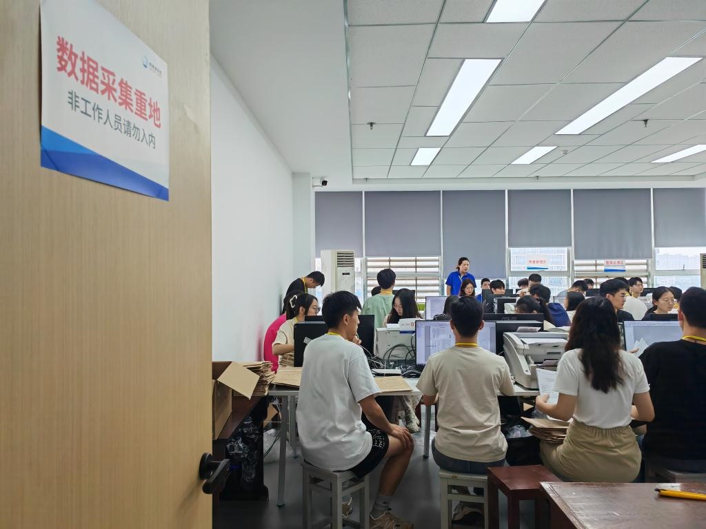 6月13日，在重慶市西南大學(xué)評(píng)卷點(diǎn)，工作人員正在進(jìn)行試卷掃描工作。新華社記者 周思宇 攝