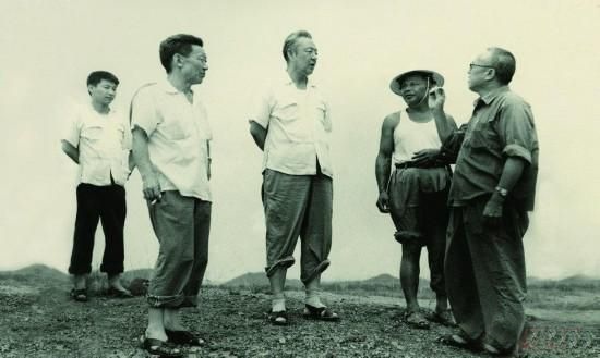 1978年8月，習(xí)仲勛（左三）在廣東惠陽農(nóng)村調(diào)研。在清華大學(xué)讀書的習(xí)近平（左一）利用暑假時間參加社會實踐，隨同父親一起下鄉(xiāng)。