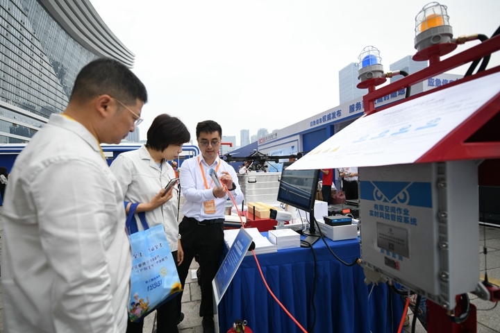 6月16日，在全國“安全宣傳咨詢?nèi)铡敝鲌龌顒由?，四川省安全科學技術(shù)研究院工作人員（右一）向參觀者介紹“有限空間作業(yè)實時風險管控系統(tǒng)”。新華社記者胥冰潔攝