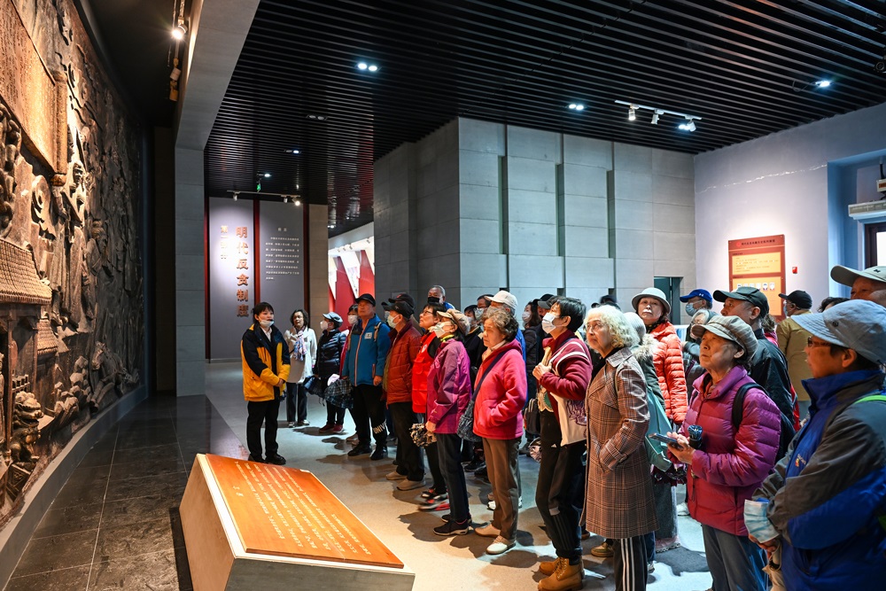 △ 2024年4月10日，北京朝陽區(qū)安慧里社區(qū)黨委組織離退休黨員參觀“明鏡昭廉”明代反貪尚廉歷史文化園。
