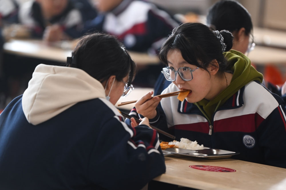 2023年2月23日，果洛西寧民族中學學生在食堂吃午飯。