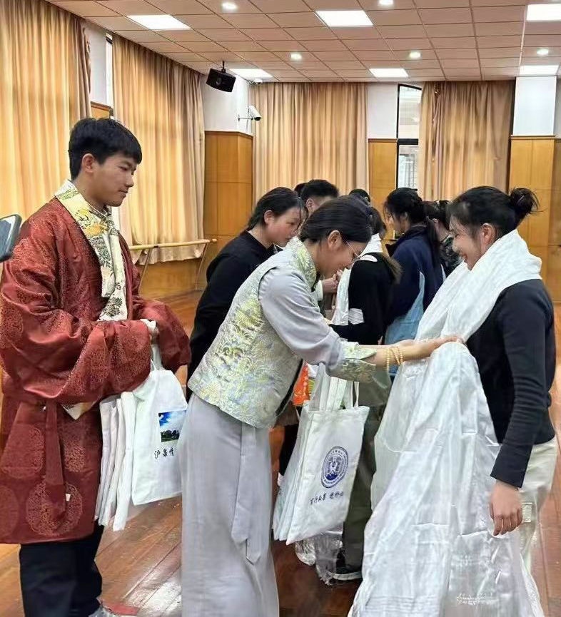 2024年1月18日，在上海市大同中學，果洛西寧民族中學學生給上海大同中學師生獻哈達。新華社發(fā)（果洛州教育局供圖）