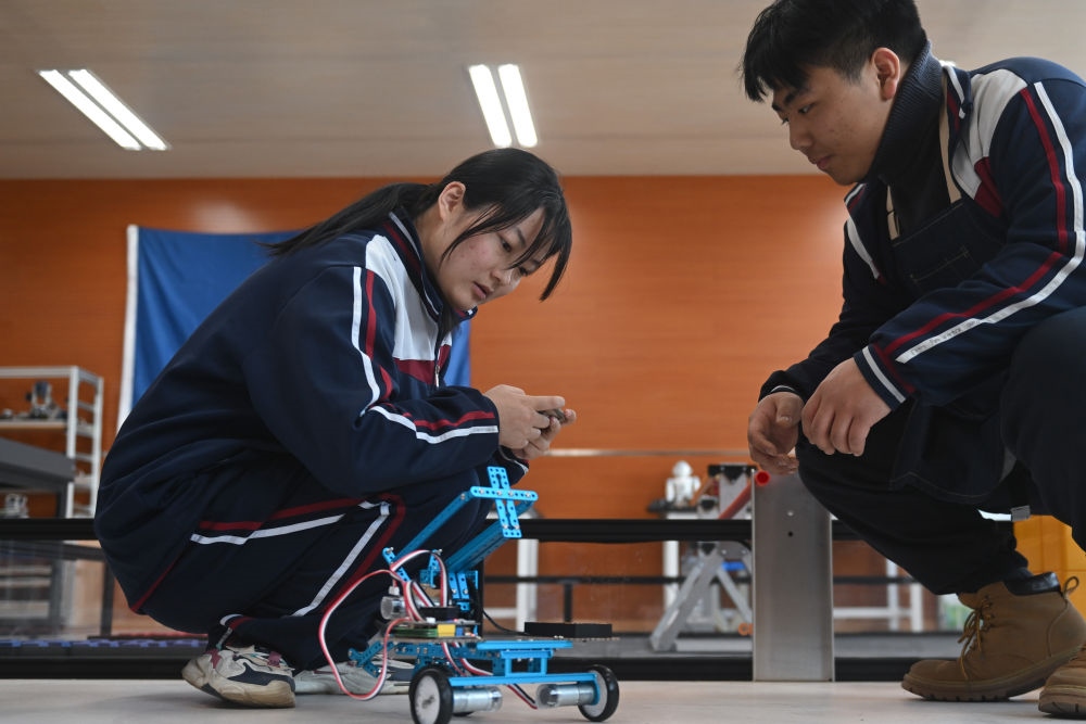 2023年2月23日，果洛西寧民族中學學生在機器人教室內(nèi)操作自己組裝的機器人。