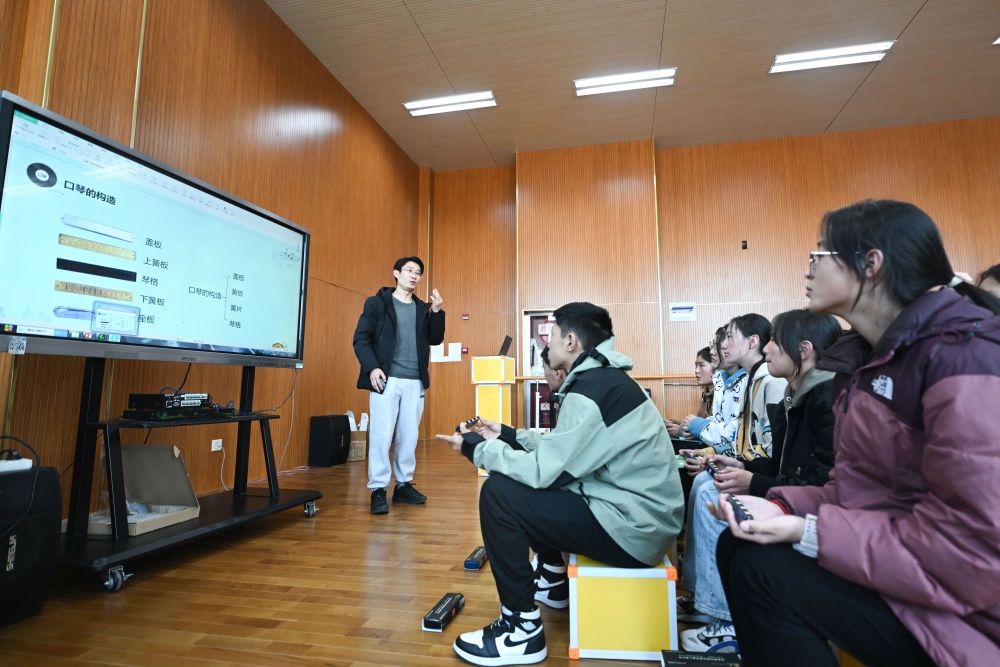 2023年2月23日，上海援青教師闞延俊在果洛西寧民族中學給學生上音樂課。