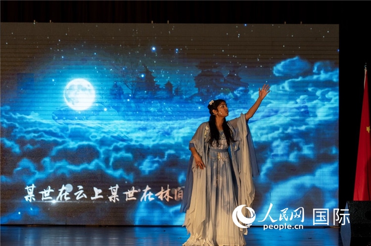 參賽選手演唱中文歌曲《左手指月》。人民日報非洲中心分社 希拉茲·莫林攝
