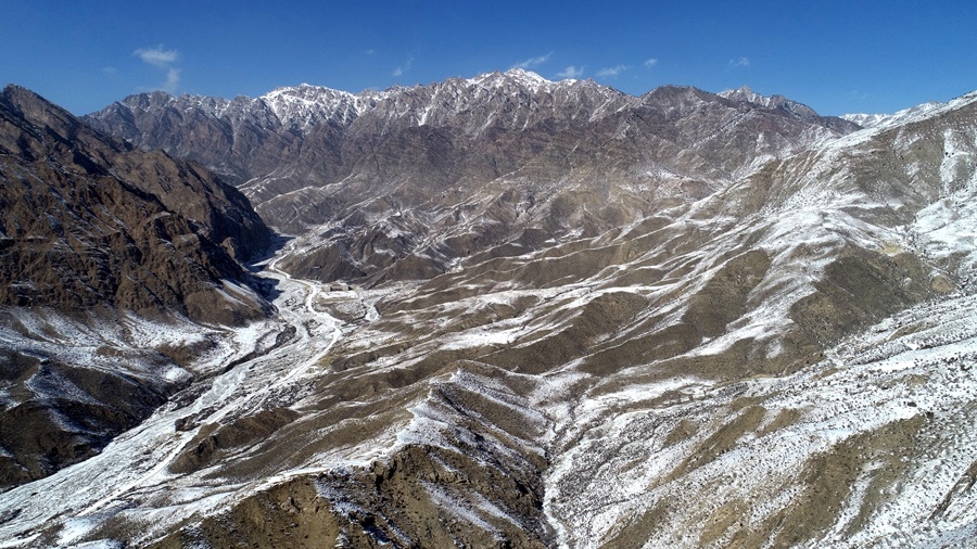2023年2月9日在寧夏賀蘭山蘇峪口國(guó)家森林公園拍攝的雪后賀蘭山（無(wú)人機(jī)照片）。新華社記者 王鵬 攝