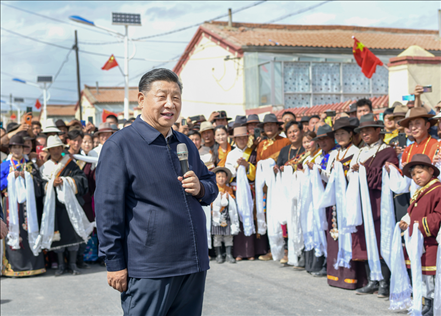 2021年6月7日至9日，習(xí)近平總書記在青?？疾臁＿@是8日下午，習(xí)近平在海北藏族自治州剛察縣沙柳河鎮(zhèn)果洛藏貢麻村考察時，同村民們親切交流。新華社記者 謝環(huán)馳 攝