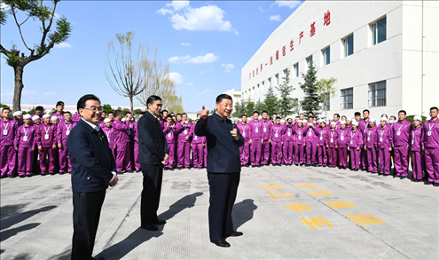 2021年6月7日至9日，習(xí)近平總書記在青海考察。這是7日下午，習(xí)近平總書記在青海圣源地毯集團(tuán)有限公司考察時，同企業(yè)員工親切交流。新華社記者 謝環(huán)馳 攝