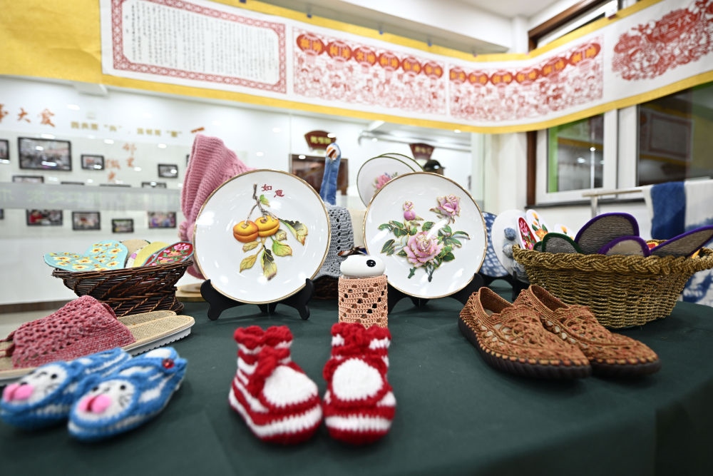 長城花園社區(qū)居民制作的手工藝品（6月19日攝）。