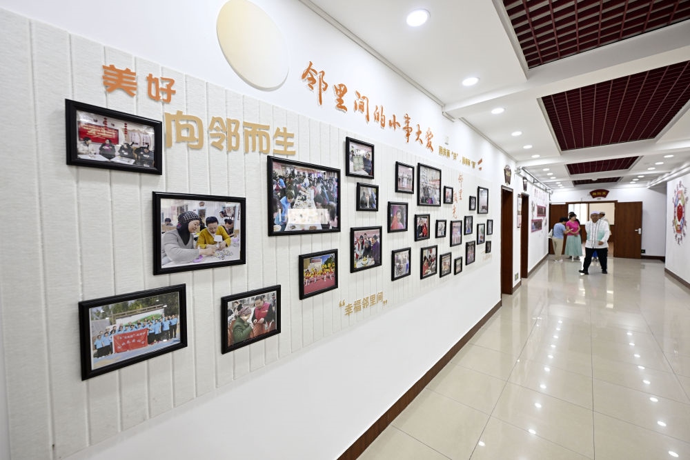 6月19日在長城花園社區(qū)黨群服務中心拍攝的照片墻。
