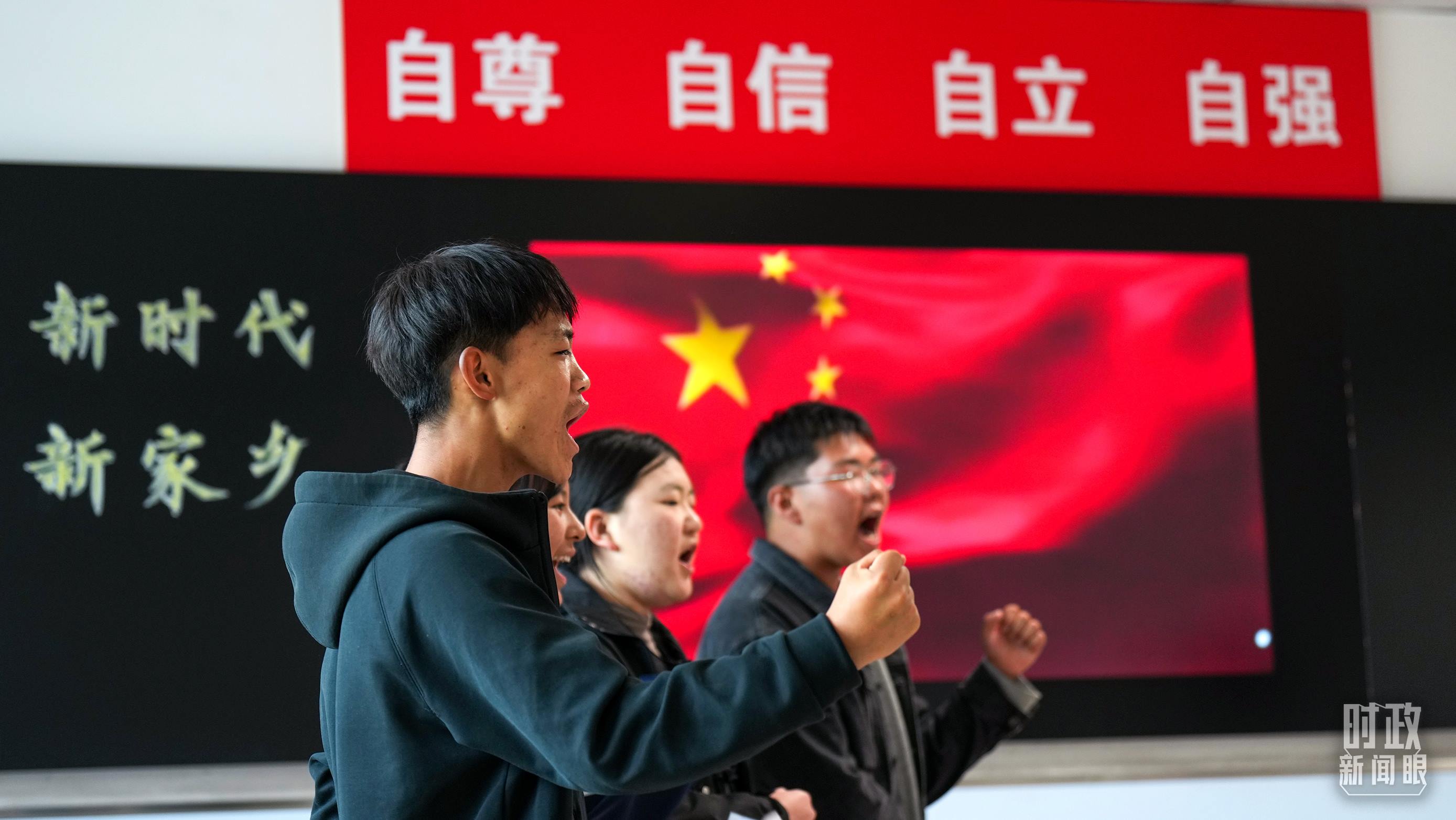 △果洛西寧民族中學(xué)高一（1）班的“新時(shí)代、新家鄉(xiāng)”主題思政課。（總臺(tái)央視記者許永松、國(guó)廣記者李晉拍攝）