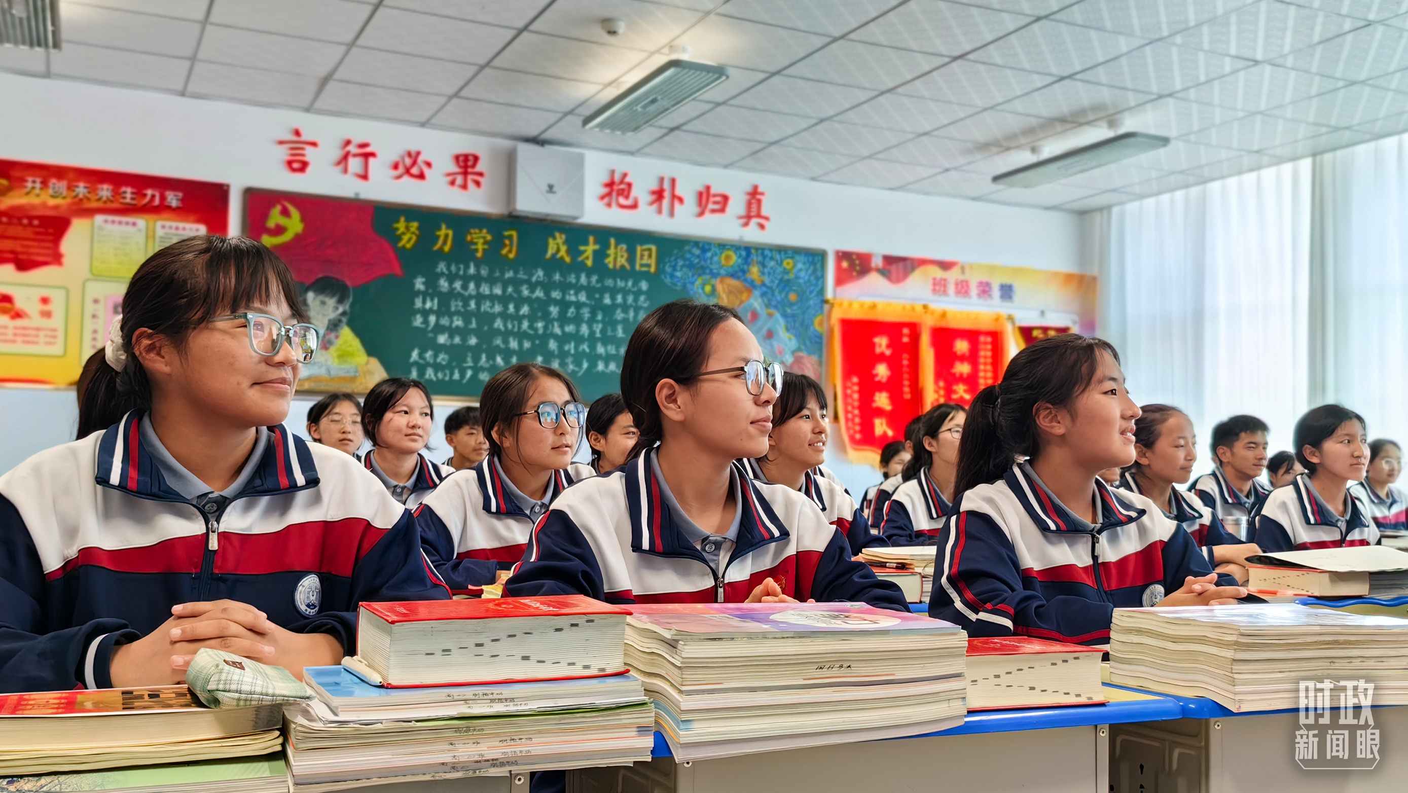 △果洛西寧民族中學(xué)高一（1）班的“新時(shí)代、新家鄉(xiāng)”主題思政課。（總臺(tái)央視記者段德文拍攝）