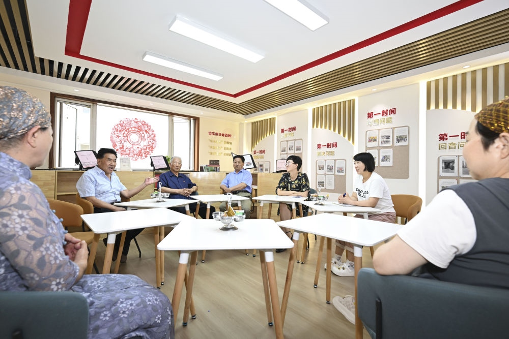 6月20日，長城花園社區(qū)居民在居民議事廳議事。
