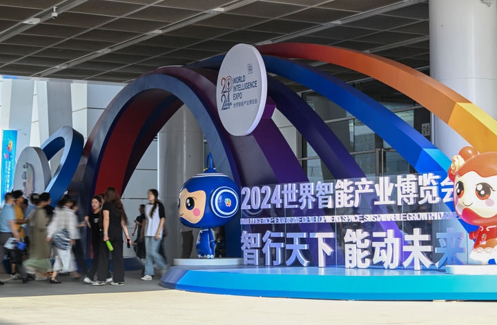 6月20日，與會者走入國家會展中心（天津）參會。新華社記者 孫凡越 攝